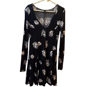 Forever 21 Extremely Flattering Black and White Floral Long Sleeve Dress